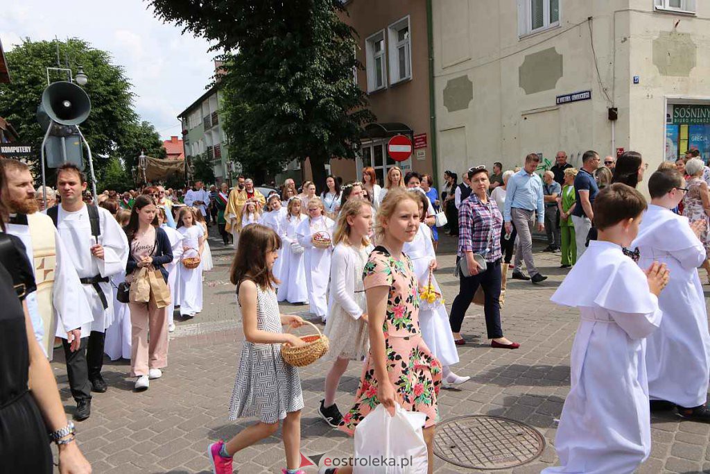 Procesja Bożego Ciała 2022 w sanktuarium pw. św. Antoniego Padewskiego w Ostrołęce [16.06.2022] - zdjęcie #152 - eOstroleka.pl