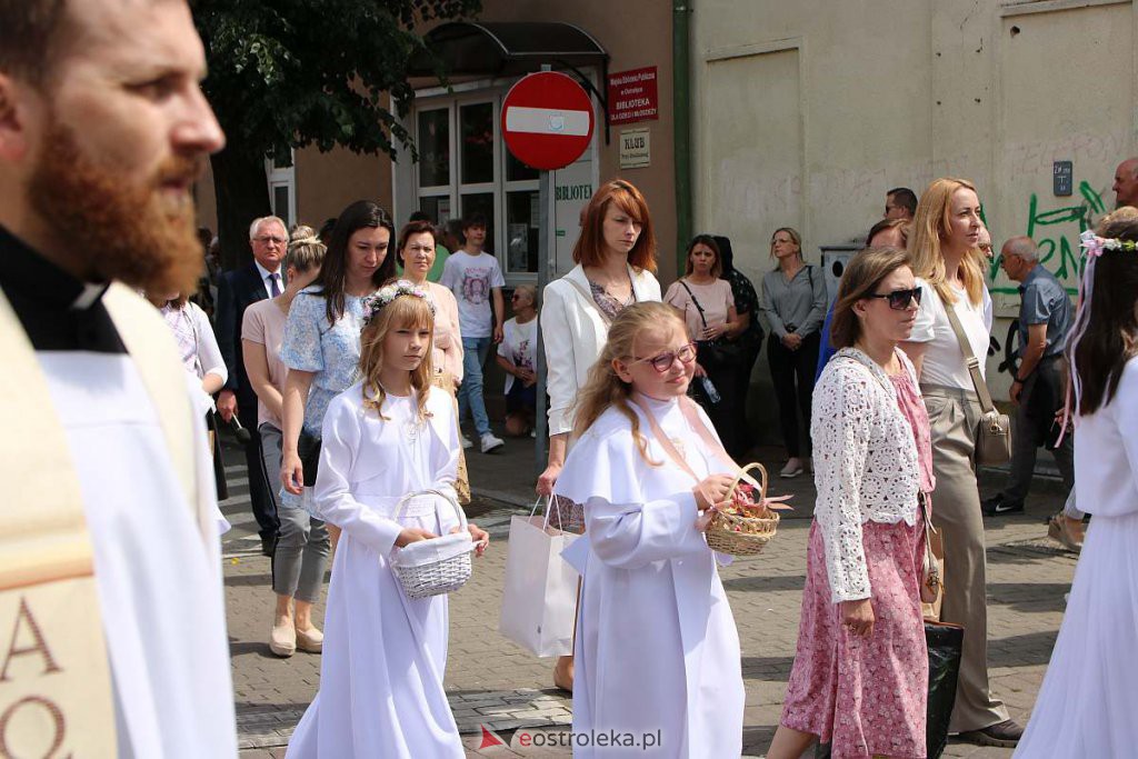 Procesja Bożego Ciała 2022 w sanktuarium pw. św. Antoniego Padewskiego w Ostrołęce [16.06.2022] - zdjęcie #150 - eOstroleka.pl
