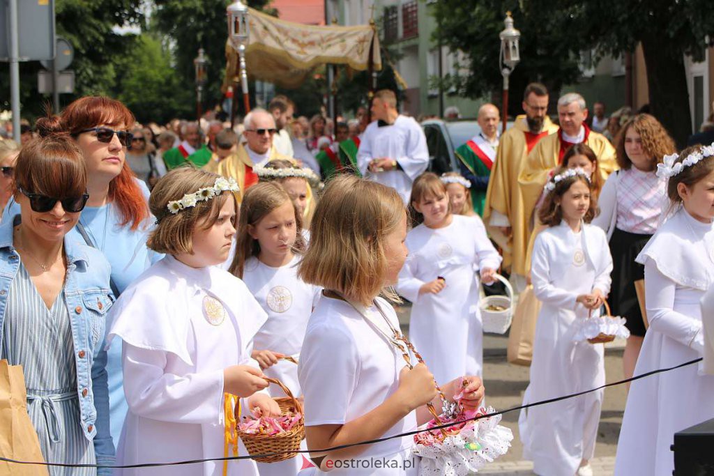 Procesja Bożego Ciała 2022 w sanktuarium pw. św. Antoniego Padewskiego w Ostrołęce [16.06.2022] - zdjęcie #149 - eOstroleka.pl