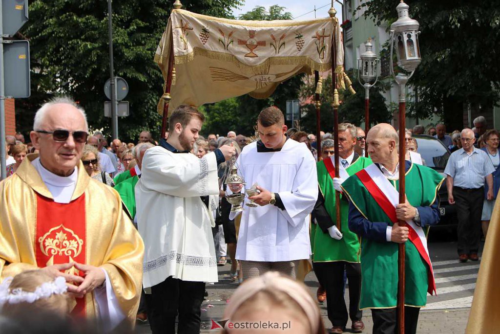 Procesja Bożego Ciała 2022 w sanktuarium pw. św. Antoniego Padewskiego w Ostrołęce [16.06.2022] - zdjęcie #145 - eOstroleka.pl