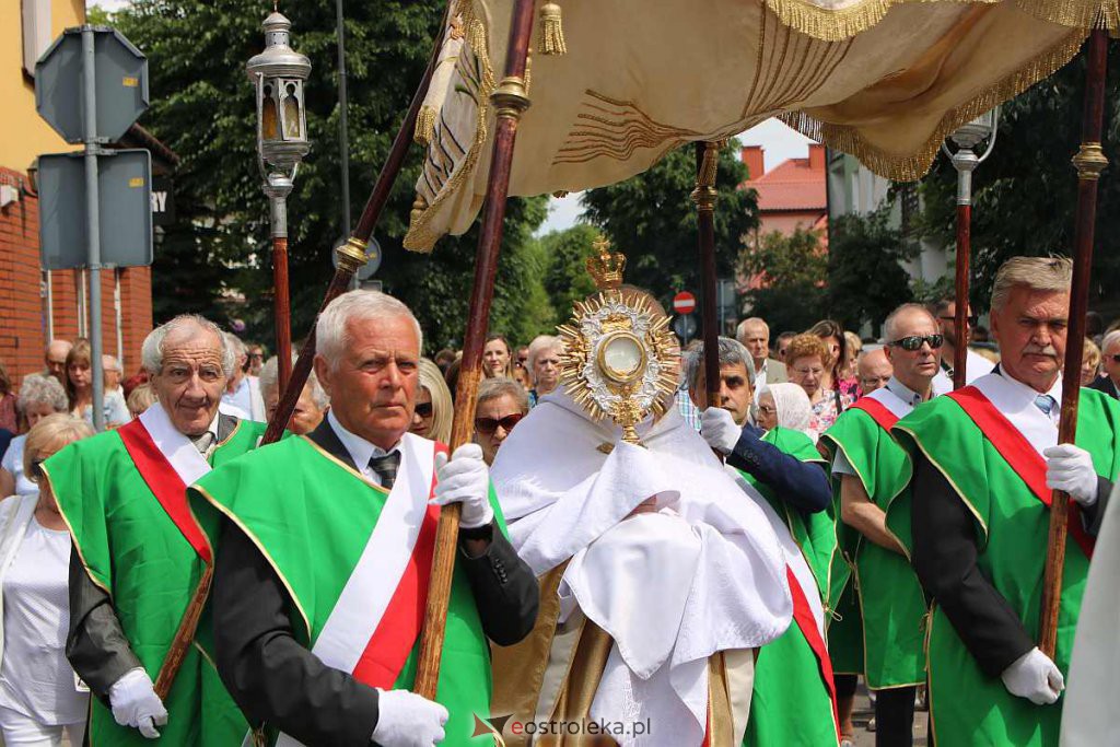 Procesja Bożego Ciała 2022 w sanktuarium pw. św. Antoniego Padewskiego w Ostrołęce [16.06.2022] - zdjęcie #144 - eOstroleka.pl