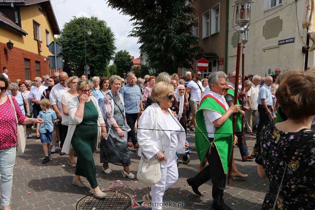 Procesja Bożego Ciała 2022 w sanktuarium pw. św. Antoniego Padewskiego w Ostrołęce [16.06.2022] - zdjęcie #141 - eOstroleka.pl