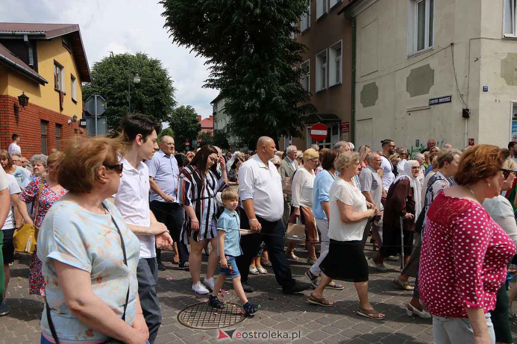 Procesja Bożego Ciała 2022 w sanktuarium pw. św. Antoniego Padewskiego w Ostrołęce [16.06.2022] - zdjęcie #140 - eOstroleka.pl