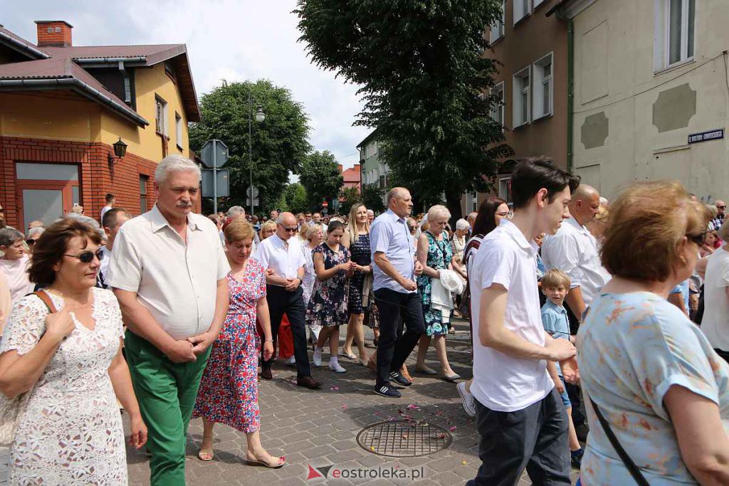 Procesja Bożego Ciała 2022 w sanktuarium pw. św. Antoniego Padewskiego w Ostrołęce [16.06.2022] - zdjęcie #139 - eOstroleka.pl
