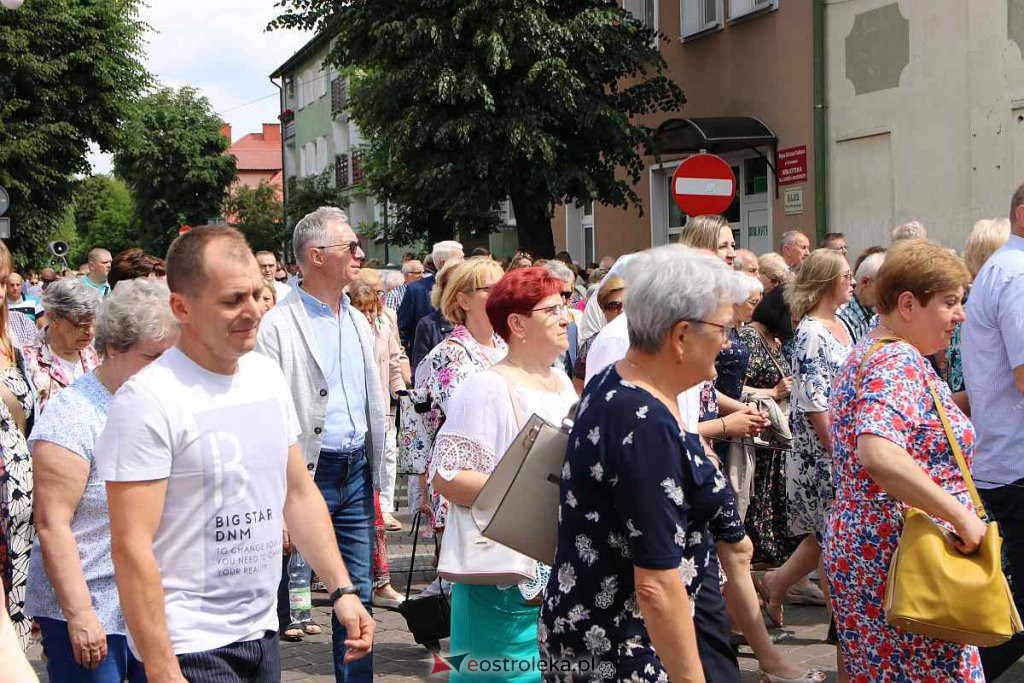 Procesja Bożego Ciała 2022 w sanktuarium pw. św. Antoniego Padewskiego w Ostrołęce [16.06.2022] - zdjęcie #137 - eOstroleka.pl