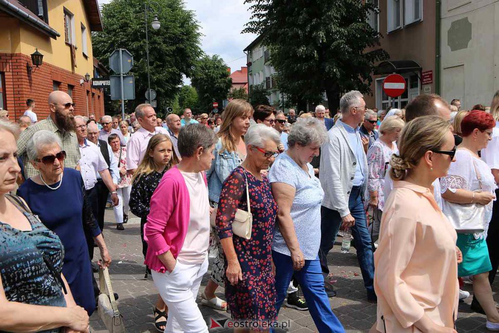 Procesja Bożego Ciała 2022 w sanktuarium pw. św. Antoniego Padewskiego w Ostrołęce [16.06.2022] - zdjęcie #135 - eOstroleka.pl