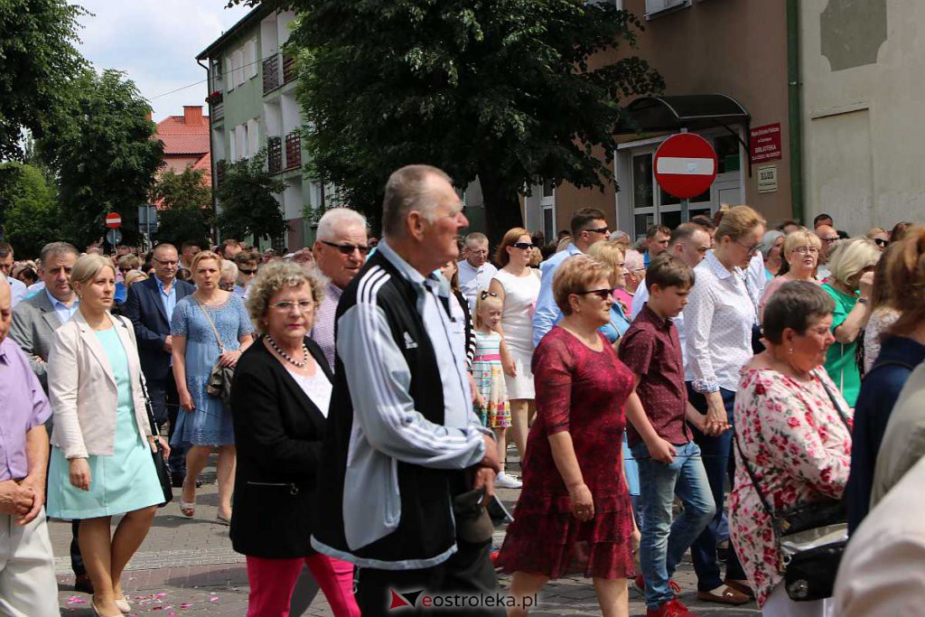 Procesja Bożego Ciała 2022 w sanktuarium pw. św. Antoniego Padewskiego w Ostrołęce [16.06.2022] - zdjęcie #129 - eOstroleka.pl