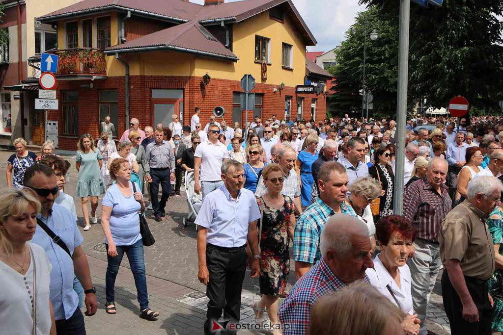 Procesja Bożego Ciała 2022 w sanktuarium pw. św. Antoniego Padewskiego w Ostrołęce [16.06.2022] - zdjęcie #121 - eOstroleka.pl
