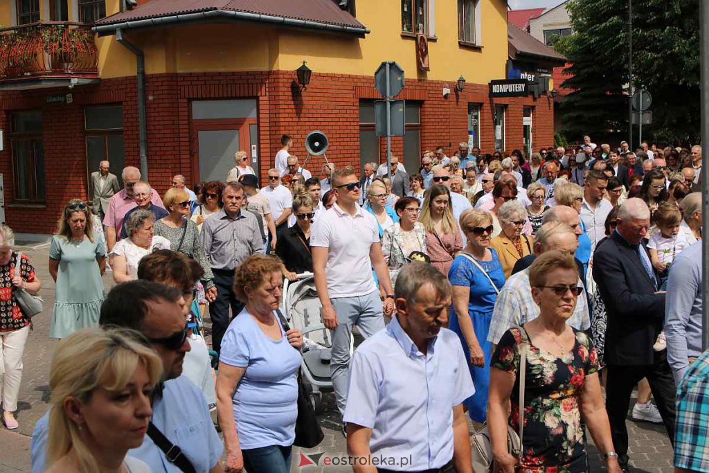 Procesja Bożego Ciała 2022 w sanktuarium pw. św. Antoniego Padewskiego w Ostrołęce [16.06.2022] - zdjęcie #119 - eOstroleka.pl
