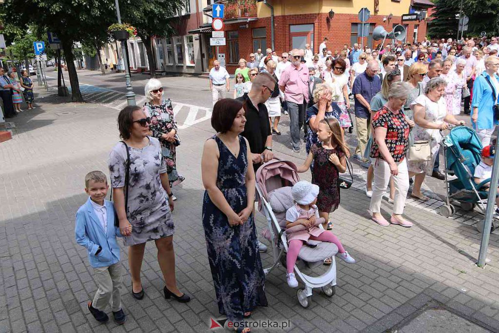 Procesja Bożego Ciała 2022 w sanktuarium pw. św. Antoniego Padewskiego w Ostrołęce [16.06.2022] - zdjęcie #114 - eOstroleka.pl