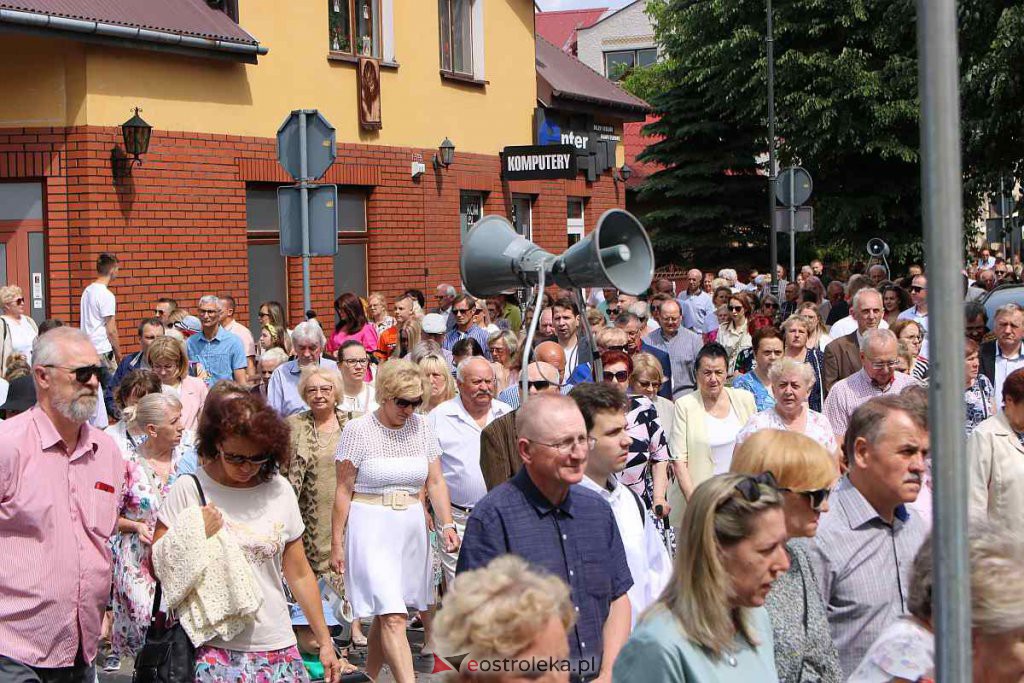 Procesja Bożego Ciała 2022 w sanktuarium pw. św. Antoniego Padewskiego w Ostrołęce [16.06.2022] - zdjęcie #112 - eOstroleka.pl