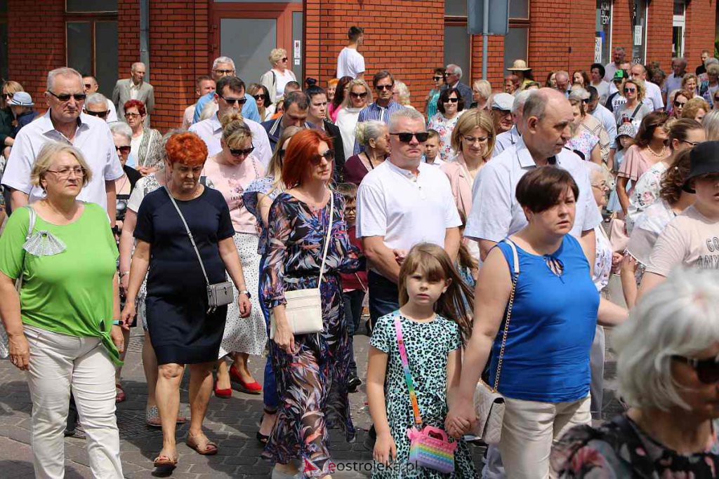 Procesja Bożego Ciała 2022 w sanktuarium pw. św. Antoniego Padewskiego w Ostrołęce [16.06.2022] - zdjęcie #102 - eOstroleka.pl