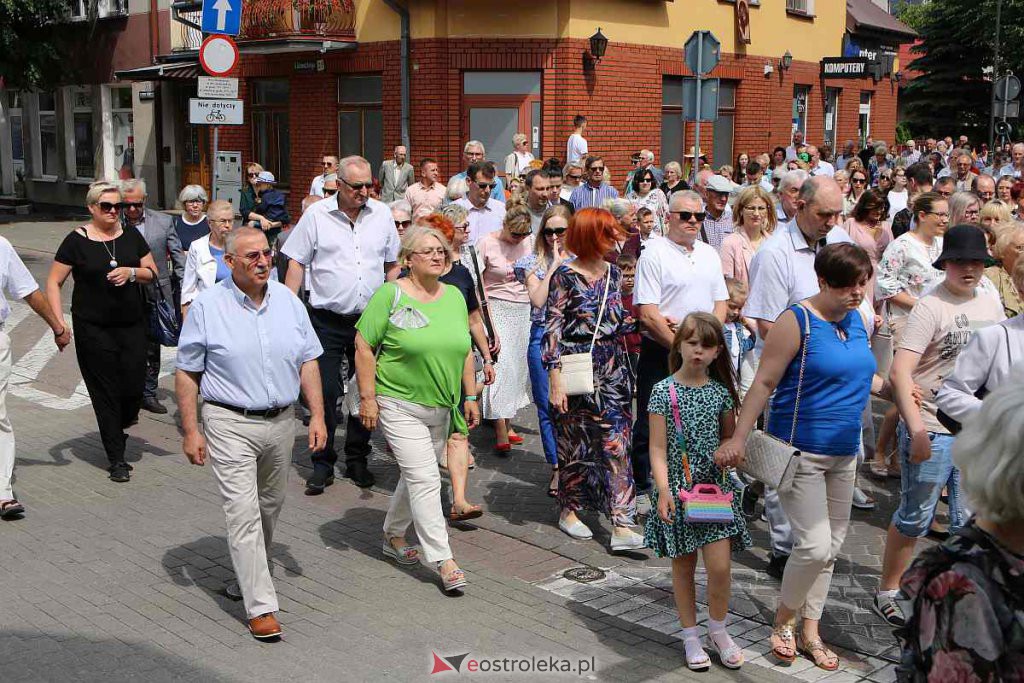 Procesja Bożego Ciała 2022 w sanktuarium pw. św. Antoniego Padewskiego w Ostrołęce [16.06.2022] - zdjęcie #100 - eOstroleka.pl