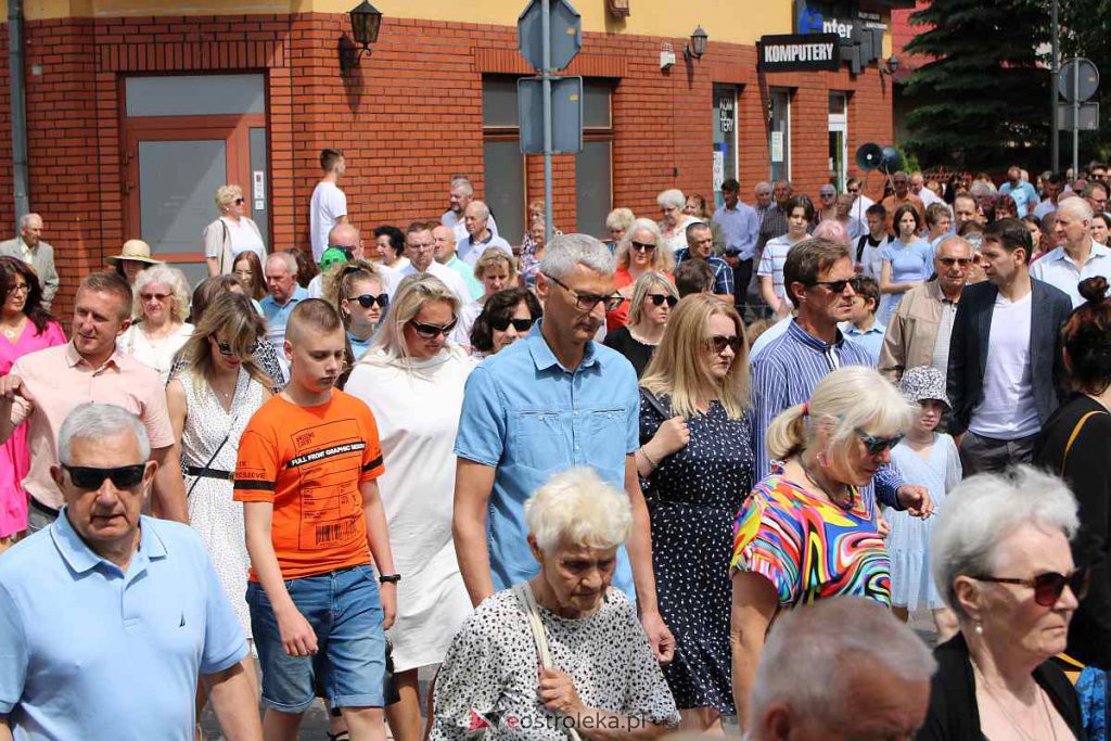 Procesja Bożego Ciała 2022 w sanktuarium pw. św. Antoniego Padewskiego w Ostrołęce [16.06.2022] - zdjęcie #84 - eOstroleka.pl