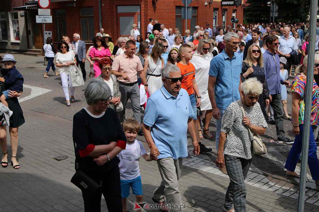 Procesja Bożego Ciała 2022 w sanktuarium pw. św. Antoniego Padewskiego w Ostrołęce [16.06.2022] - zdjęcie #80 - eOstroleka.pl