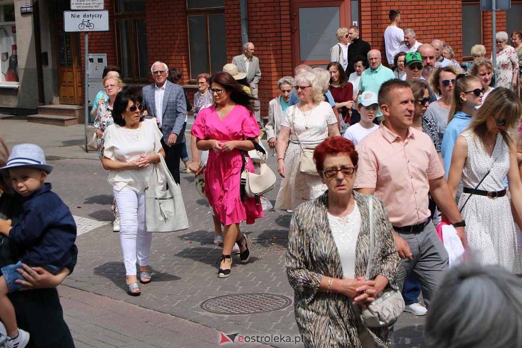 Procesja Bożego Ciała 2022 w sanktuarium pw. św. Antoniego Padewskiego w Ostrołęce [16.06.2022] - zdjęcie #78 - eOstroleka.pl