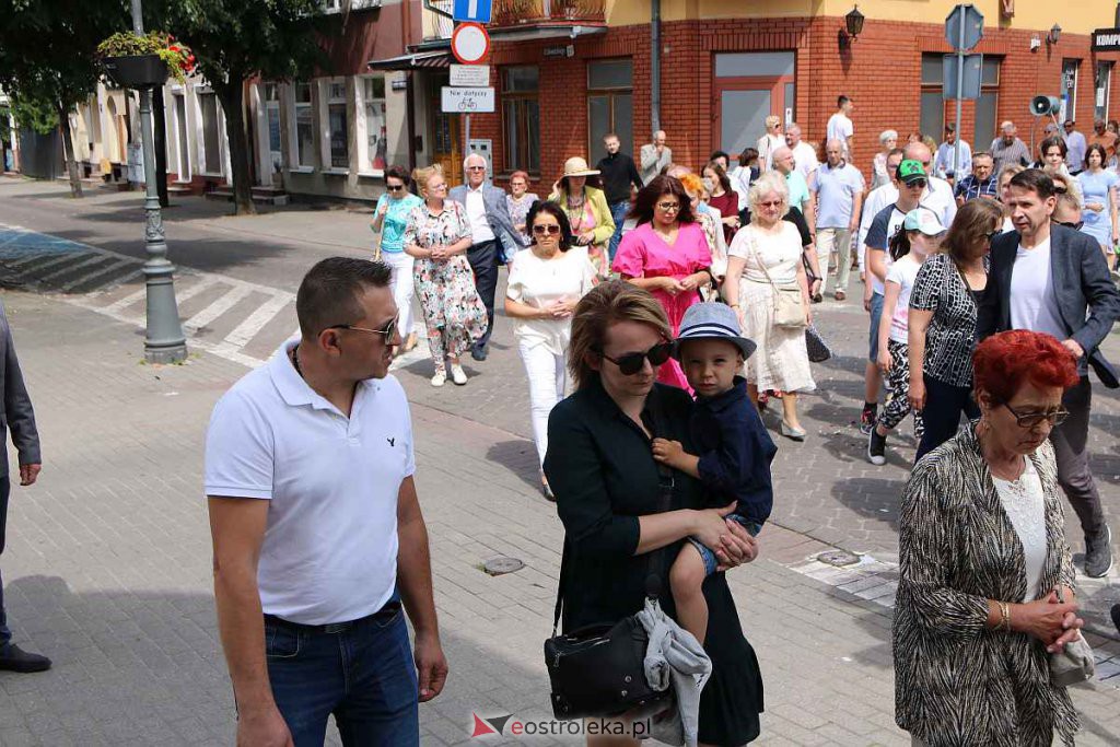 Procesja Bożego Ciała 2022 w sanktuarium pw. św. Antoniego Padewskiego w Ostrołęce [16.06.2022] - zdjęcie #76 - eOstroleka.pl
