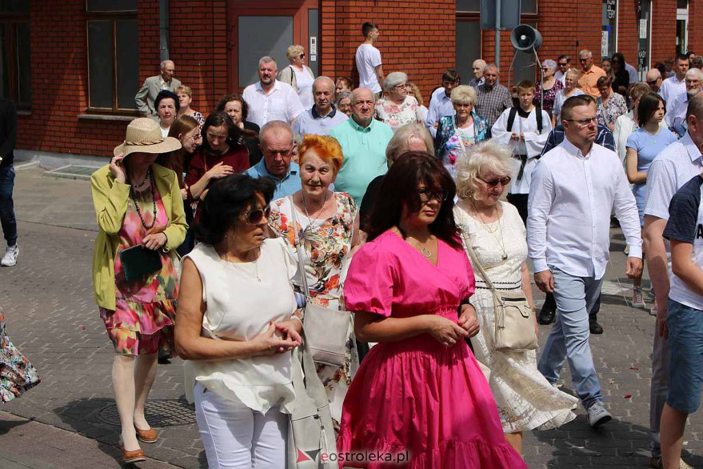 Procesja Bożego Ciała 2022 w sanktuarium pw. św. Antoniego Padewskiego w Ostrołęce [16.06.2022] - zdjęcie #74 - eOstroleka.pl
