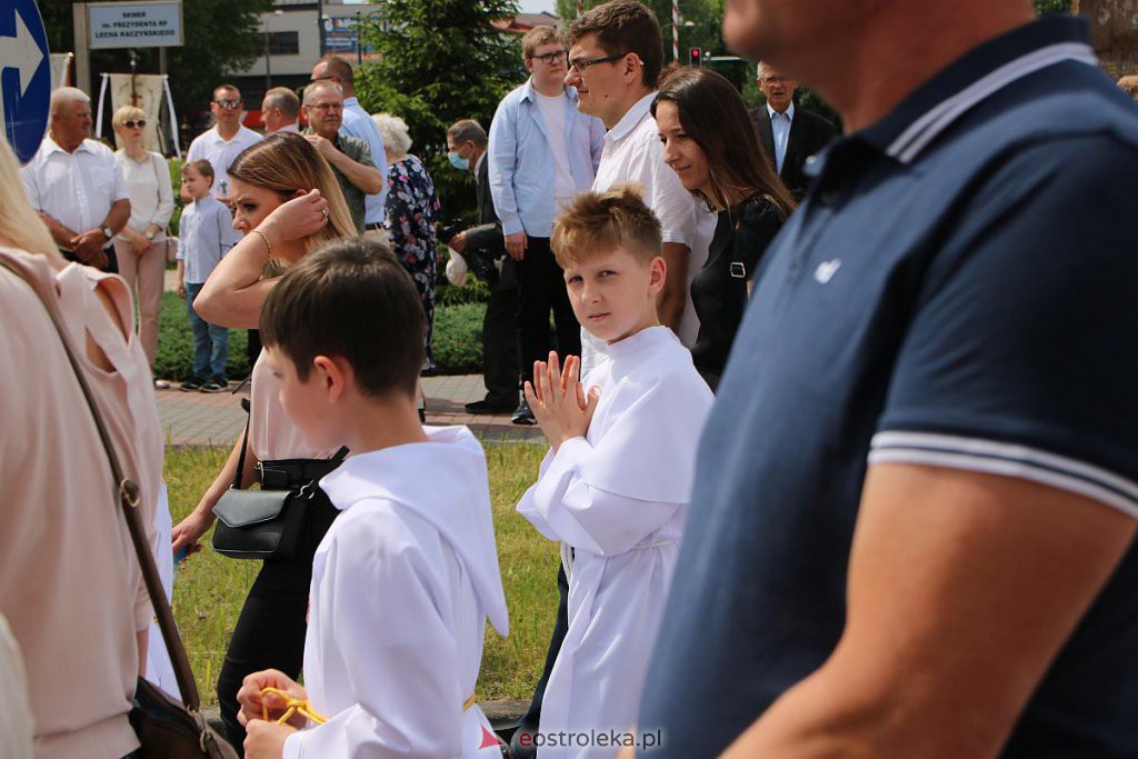 Procesja Bożego Ciała 2022 w sanktuarium pw. św. Antoniego Padewskiego w Ostrołęce [16.06.2022] - zdjęcie #97 - eOstroleka.pl
