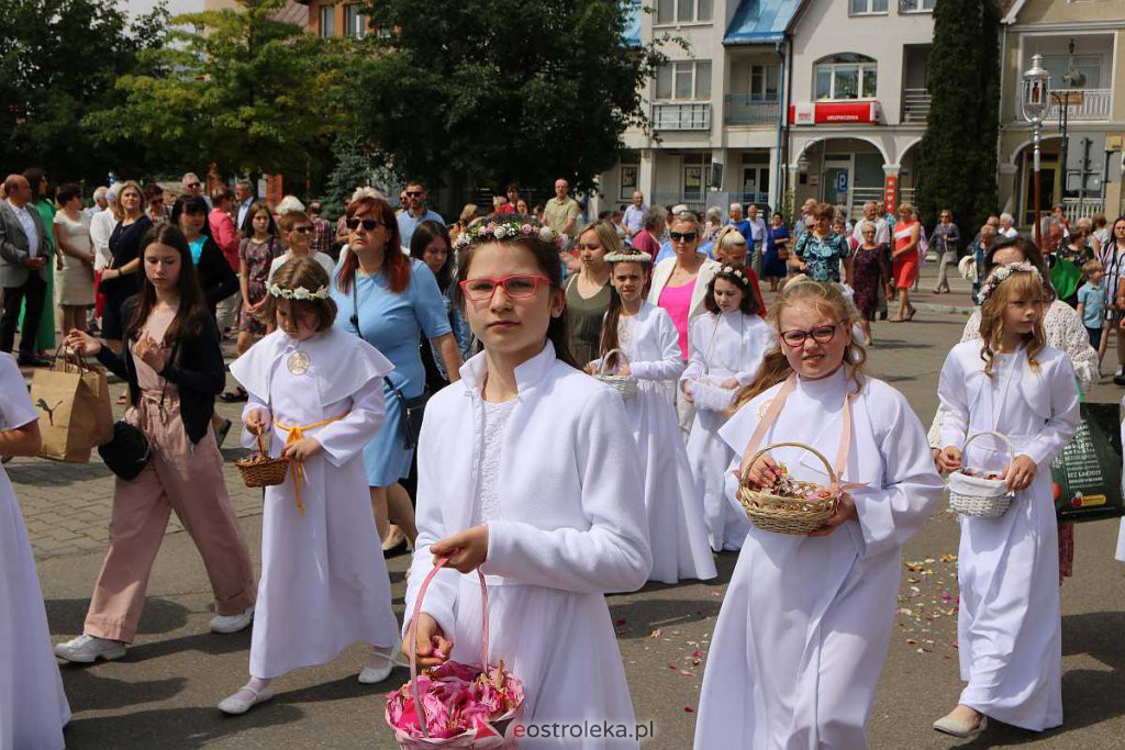 Procesja Bożego Ciała 2022 w sanktuarium pw. św. Antoniego Padewskiego w Ostrołęce [16.06.2022] - zdjęcie #93 - eOstroleka.pl