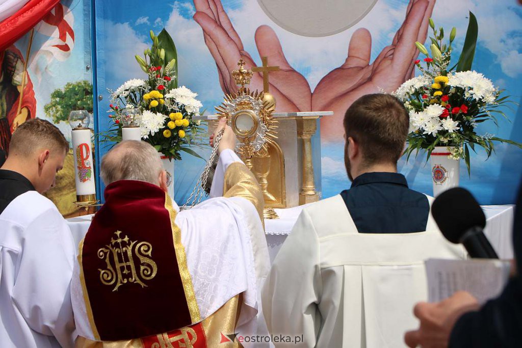 Procesja Bożego Ciała 2022 w sanktuarium pw. św. Antoniego Padewskiego w Ostrołęce [16.06.2022] - zdjęcie #85 - eOstroleka.pl