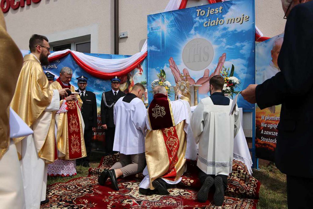 Procesja Bożego Ciała 2022 w sanktuarium pw. św. Antoniego Padewskiego w Ostrołęce [16.06.2022] - zdjęcie #83 - eOstroleka.pl