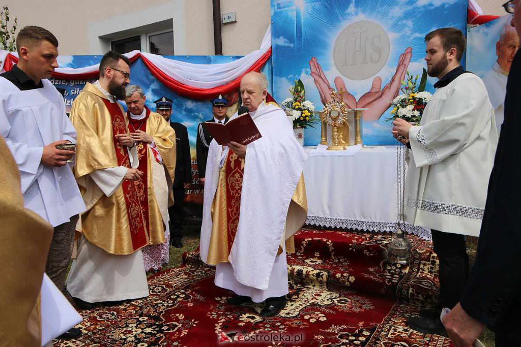 Procesja Bożego Ciała 2022 w sanktuarium pw. św. Antoniego Padewskiego w Ostrołęce [16.06.2022] - zdjęcie #79 - eOstroleka.pl