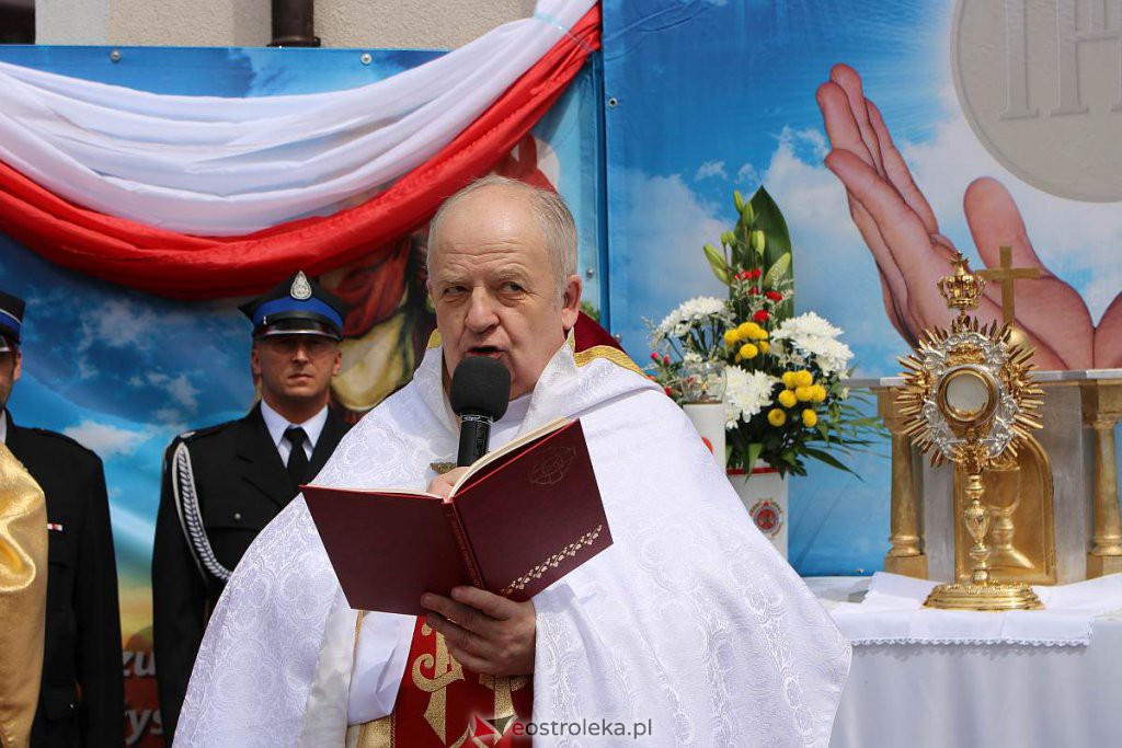 Procesja Bożego Ciała 2022 w sanktuarium pw. św. Antoniego Padewskiego w Ostrołęce [16.06.2022] - zdjęcie #75 - eOstroleka.pl