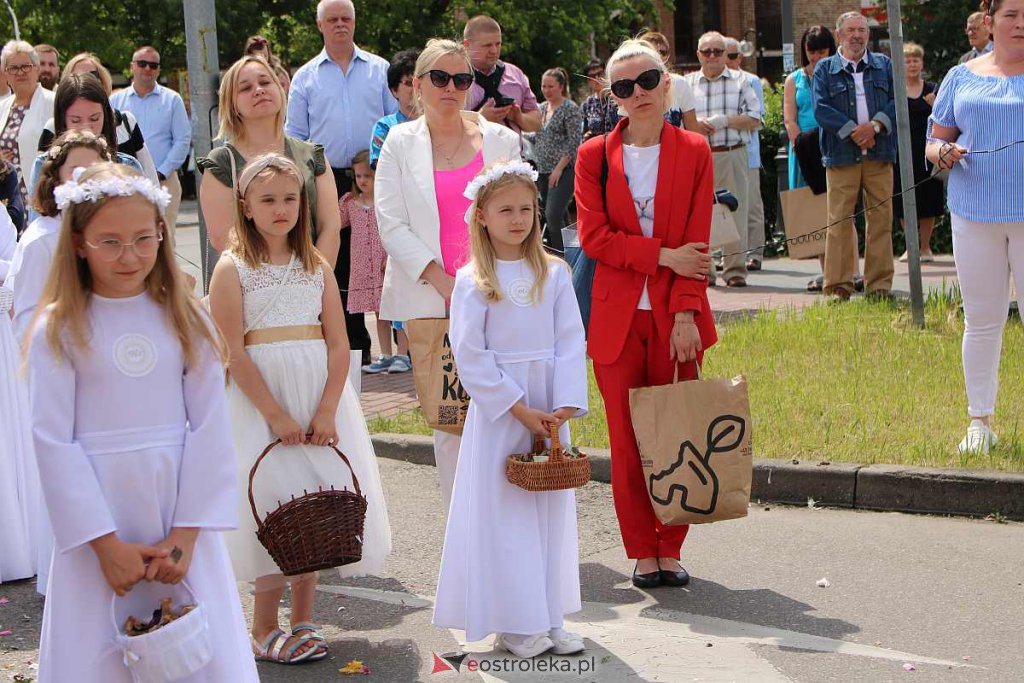 Procesja Bożego Ciała 2022 w sanktuarium pw. św. Antoniego Padewskiego w Ostrołęce [16.06.2022] - zdjęcie #60 - eOstroleka.pl