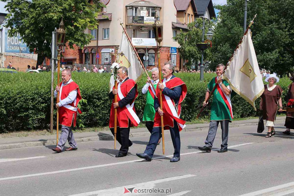 Procesja Bożego Ciała 2022 w sanktuarium pw. św. Antoniego Padewskiego w Ostrołęce [16.06.2022] - zdjęcie #55 - eOstroleka.pl