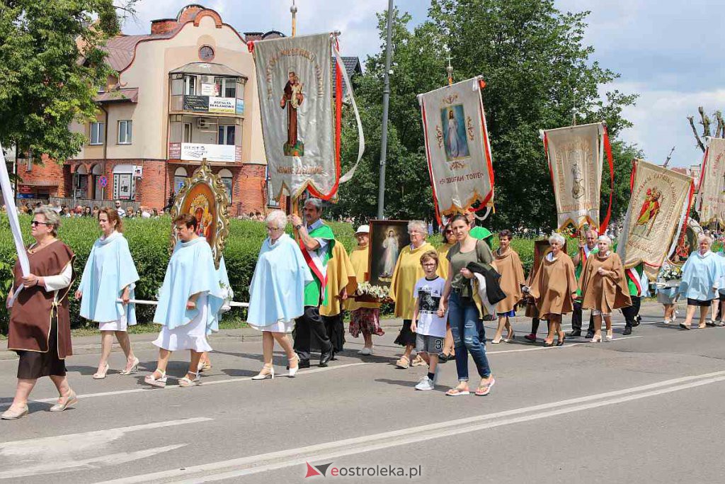Procesja Bożego Ciała 2022 w sanktuarium pw. św. Antoniego Padewskiego w Ostrołęce [16.06.2022] - zdjęcie #51 - eOstroleka.pl