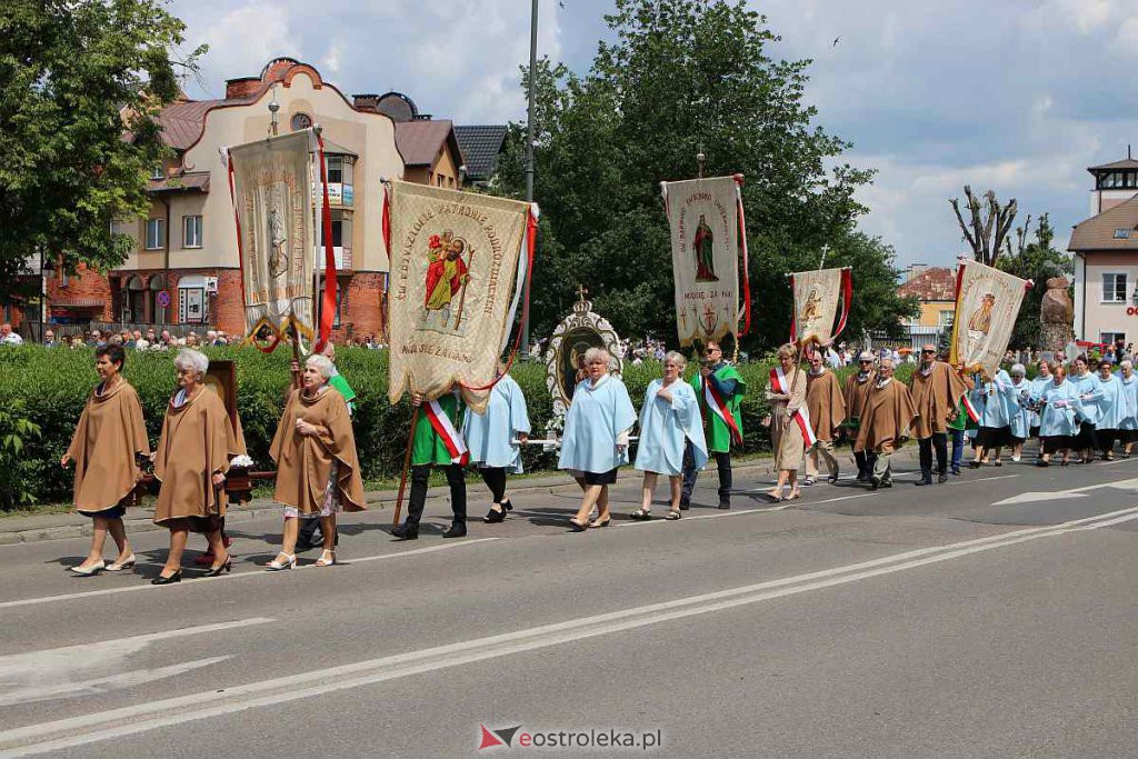 Procesja Bożego Ciała 2022 w sanktuarium pw. św. Antoniego Padewskiego w Ostrołęce [16.06.2022] - zdjęcie #50 - eOstroleka.pl