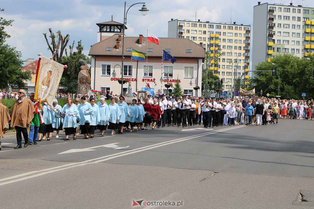Procesja Bożego Ciała 2022 w sanktuarium pw. św. Antoniego Padewskiego w Ostrołęce [16.06.2022] - zdjęcie #49 - eOstroleka.pl