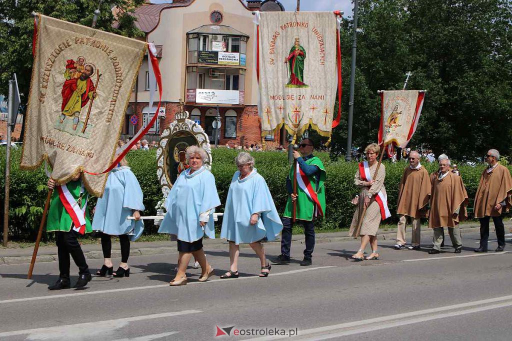 Procesja Bożego Ciała 2022 w sanktuarium pw. św. Antoniego Padewskiego w Ostrołęce [16.06.2022] - zdjęcie #48 - eOstroleka.pl