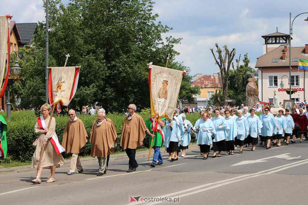 Procesja Bożego Ciała 2022 w sanktuarium pw. św. Antoniego Padewskiego w Ostrołęce [16.06.2022] - zdjęcie #47 - eOstroleka.pl