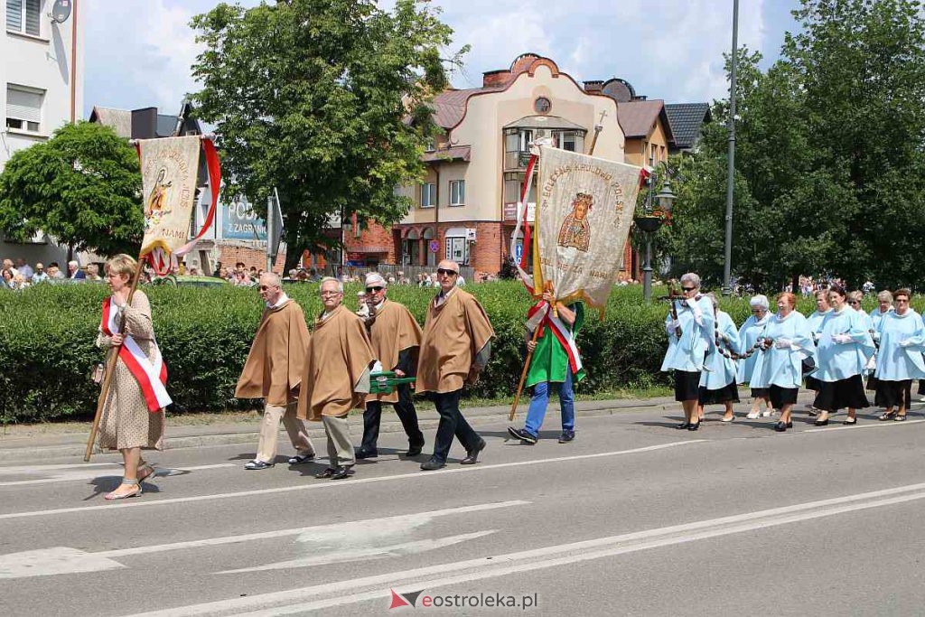 Procesja Bożego Ciała 2022 w sanktuarium pw. św. Antoniego Padewskiego w Ostrołęce [16.06.2022] - zdjęcie #43 - eOstroleka.pl