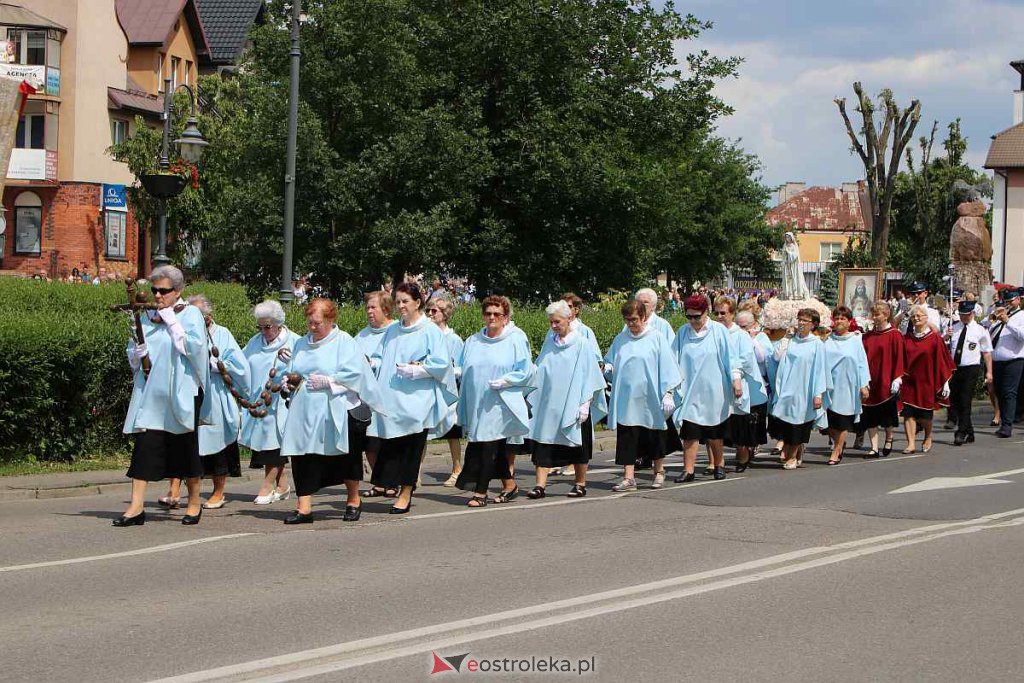 Procesja Bożego Ciała 2022 w sanktuarium pw. św. Antoniego Padewskiego w Ostrołęce [16.06.2022] - zdjęcie #42 - eOstroleka.pl