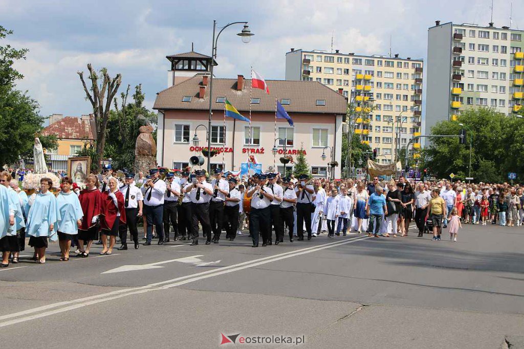 Procesja Bożego Ciała 2022 w sanktuarium pw. św. Antoniego Padewskiego w Ostrołęce [16.06.2022] - zdjęcie #41 - eOstroleka.pl