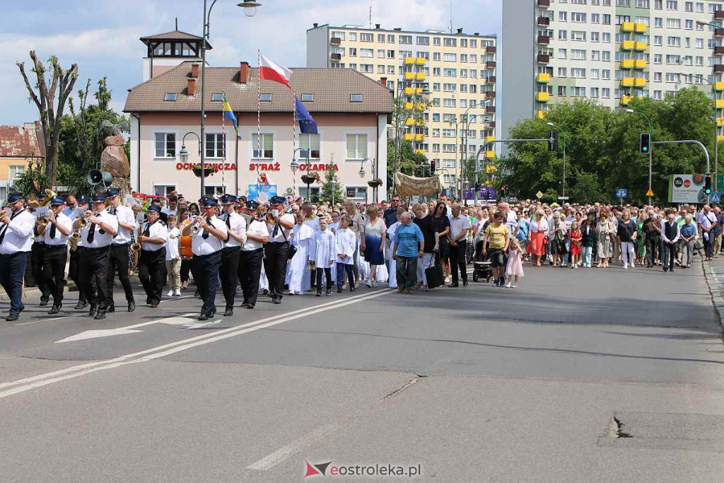 Procesja Bożego Ciała 2022 w sanktuarium pw. św. Antoniego Padewskiego w Ostrołęce [16.06.2022] - zdjęcie #40 - eOstroleka.pl