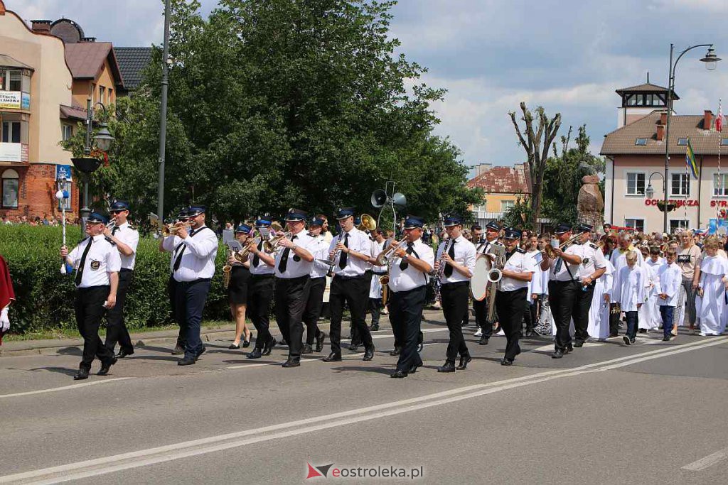 Procesja Bożego Ciała 2022 w sanktuarium pw. św. Antoniego Padewskiego w Ostrołęce [16.06.2022] - zdjęcie #38 - eOstroleka.pl