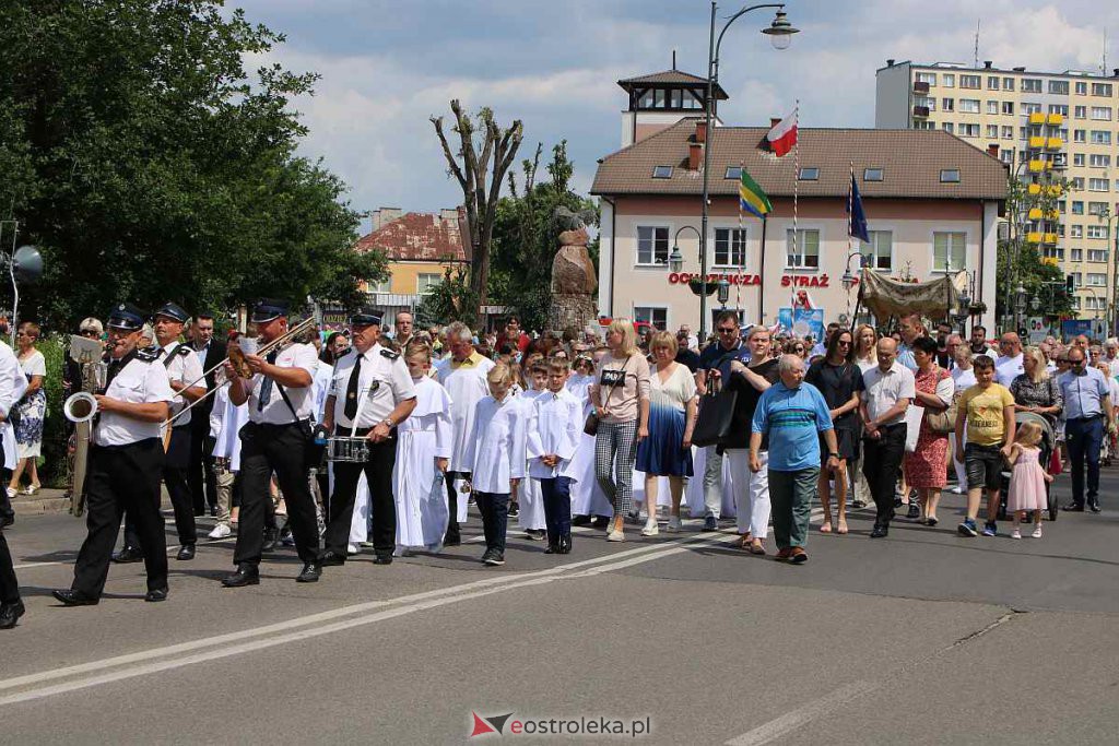 Procesja Bożego Ciała 2022 w sanktuarium pw. św. Antoniego Padewskiego w Ostrołęce [16.06.2022] - zdjęcie #37 - eOstroleka.pl
