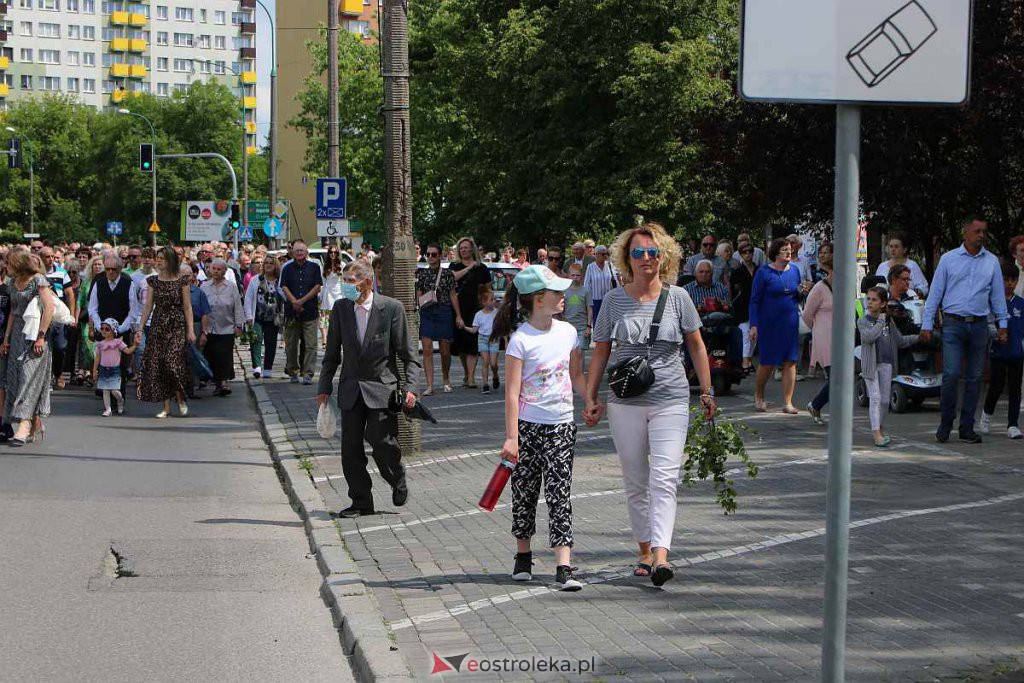 Procesja Bożego Ciała 2022 w sanktuarium pw. św. Antoniego Padewskiego w Ostrołęce [16.06.2022] - zdjęcie #32 - eOstroleka.pl