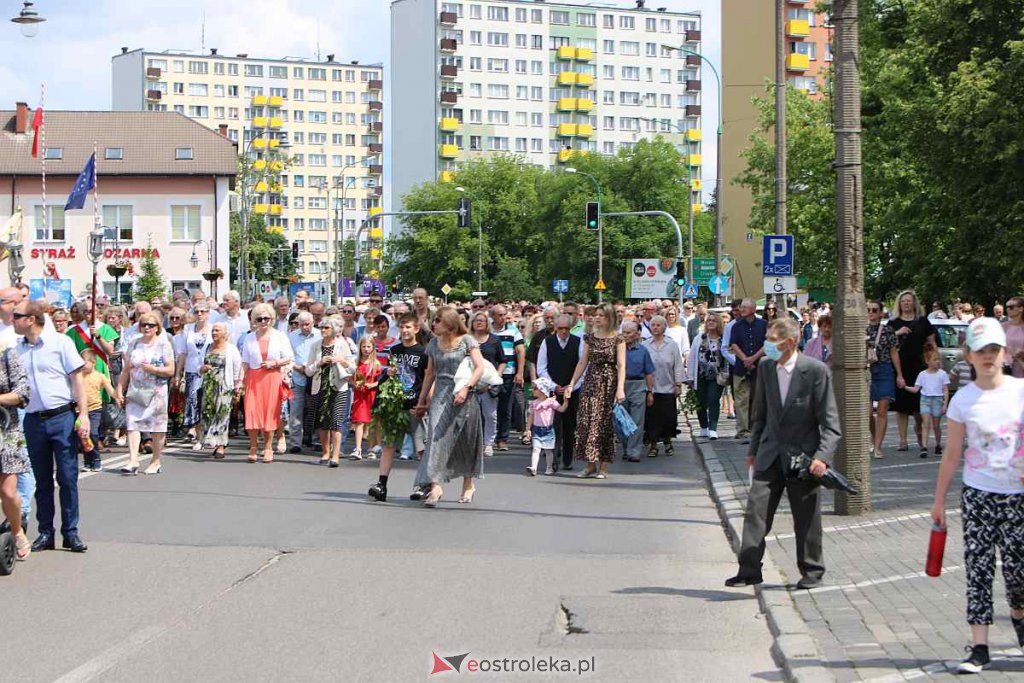 Procesja Bożego Ciała 2022 w sanktuarium pw. św. Antoniego Padewskiego w Ostrołęce [16.06.2022] - zdjęcie #31 - eOstroleka.pl