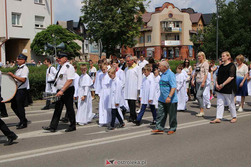 Procesja Bożego Ciała 2022 w sanktuarium pw. św. Antoniego Padewskiego w Ostrołęce [16.06.2022] - zdjęcie #30 - eOstroleka.pl