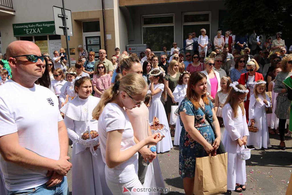 Procesja Bożego Ciała 2022 w sanktuarium pw. św. Antoniego Padewskiego w Ostrołęce [16.06.2022] - zdjęcie #19 - eOstroleka.pl
