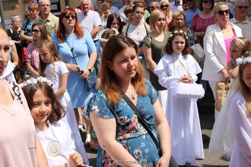 Procesja Bożego Ciała 2022 w sanktuarium pw. św. Antoniego Padewskiego w Ostrołęce [16.06.2022] - zdjęcie #13 - eOstroleka.pl