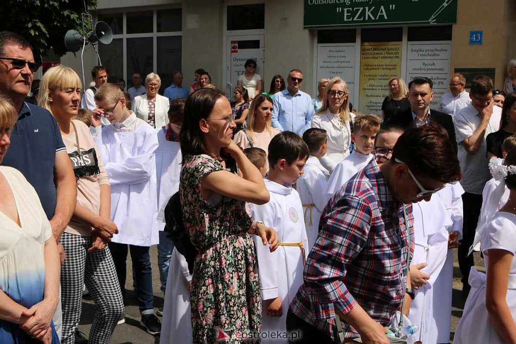 Procesja Bożego Ciała 2022 w sanktuarium pw. św. Antoniego Padewskiego w Ostrołęce [16.06.2022] - zdjęcie #8 - eOstroleka.pl