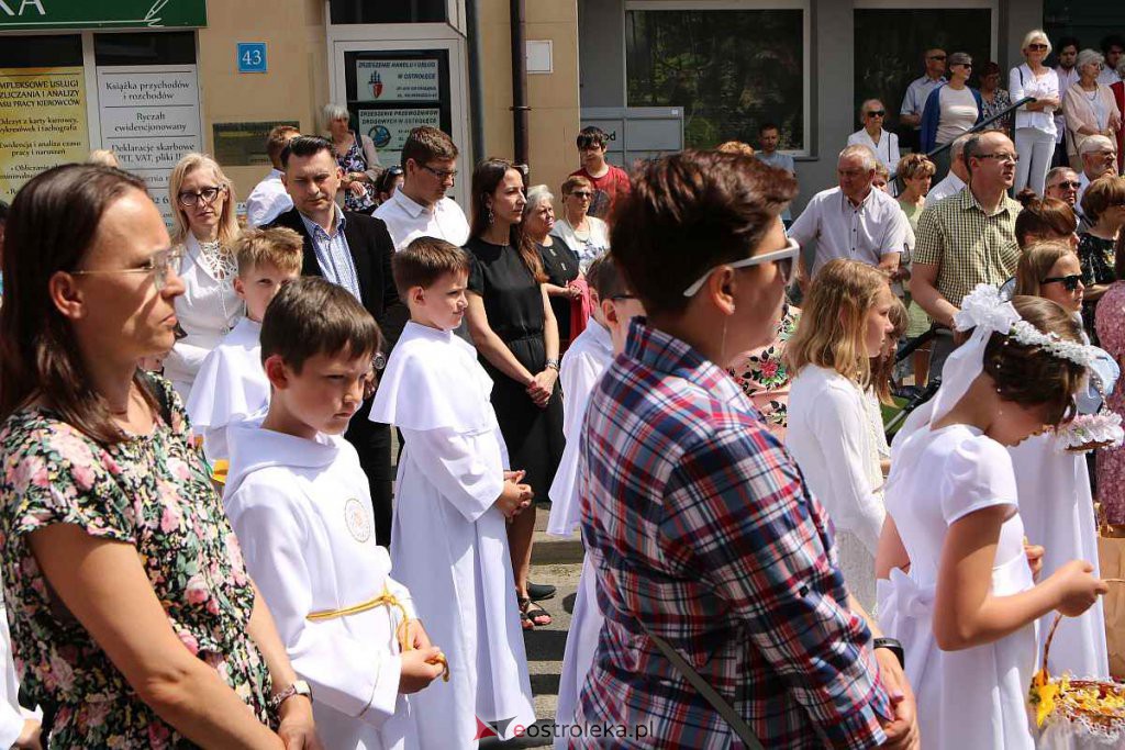 Procesja Bożego Ciała 2022 w sanktuarium pw. św. Antoniego Padewskiego w Ostrołęce [16.06.2022] - zdjęcie #3 - eOstroleka.pl