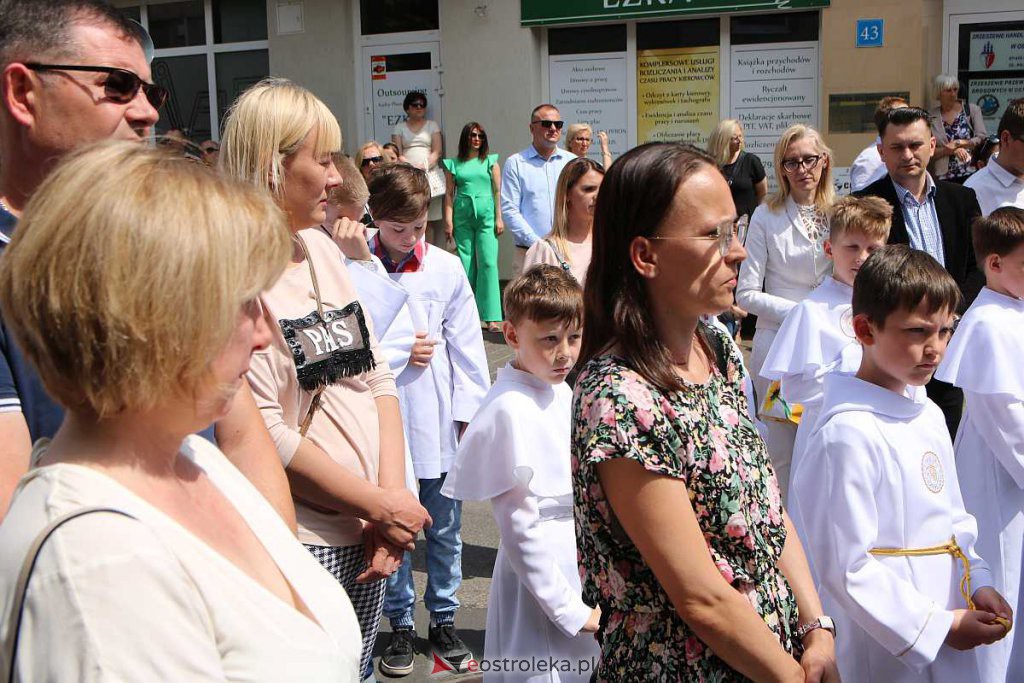 Procesja Bożego Ciała 2022 w sanktuarium pw. św. Antoniego Padewskiego w Ostrołęce [16.06.2022] - zdjęcie #2 - eOstroleka.pl