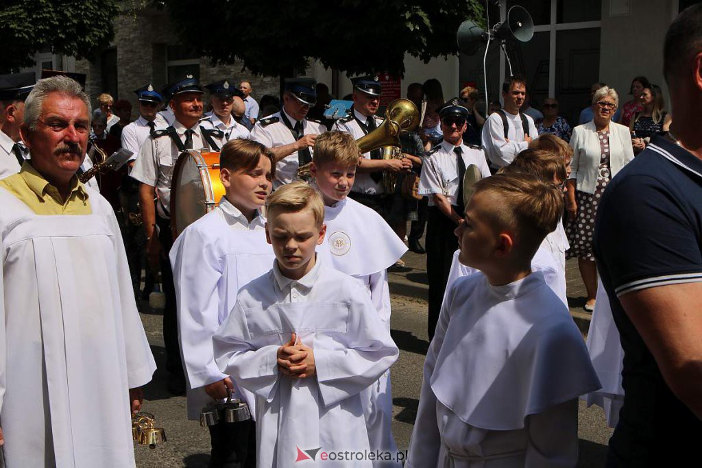 Procesja Bożego Ciała 2022 w sanktuarium pw. św. Antoniego Padewskiego w Ostrołęce [16.06.2022] - zdjęcie #1 - eOstroleka.pl